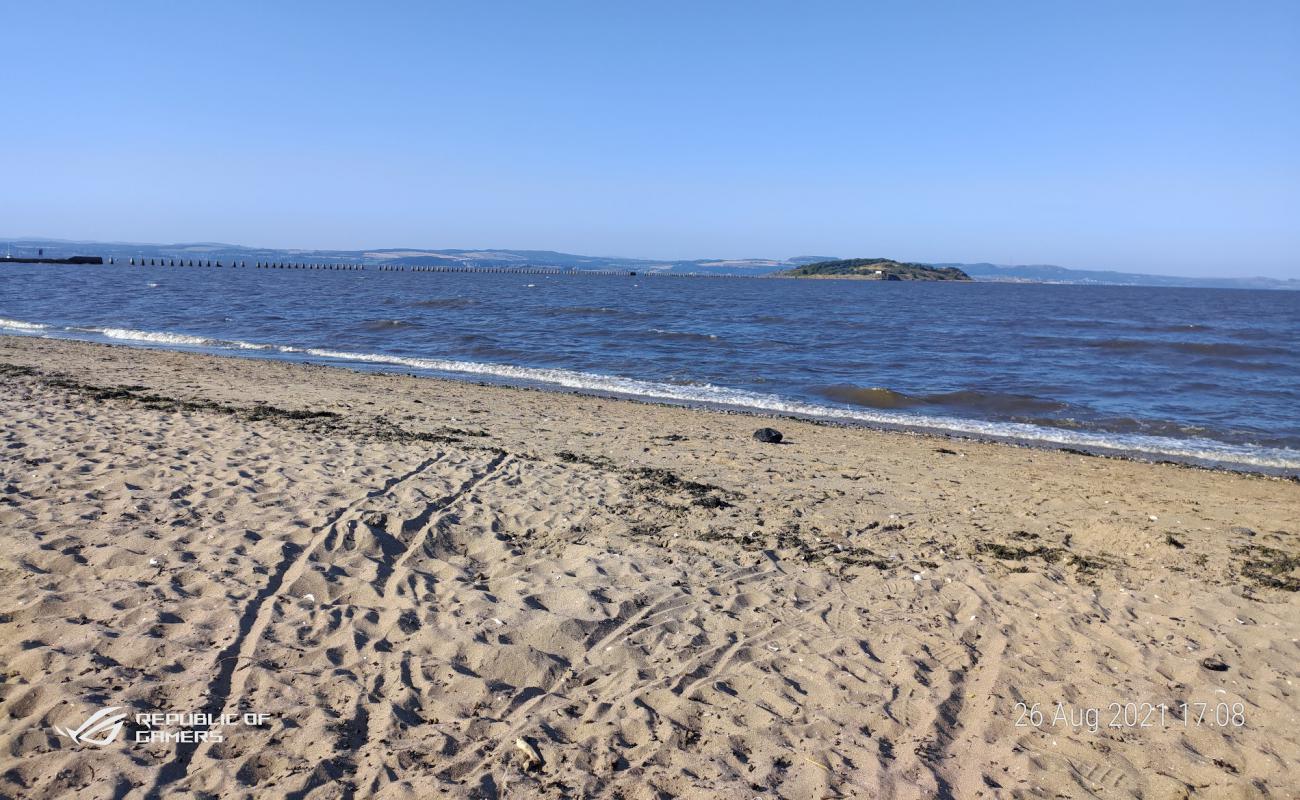 Foto de Playa de Cramond con arena brillante superficie