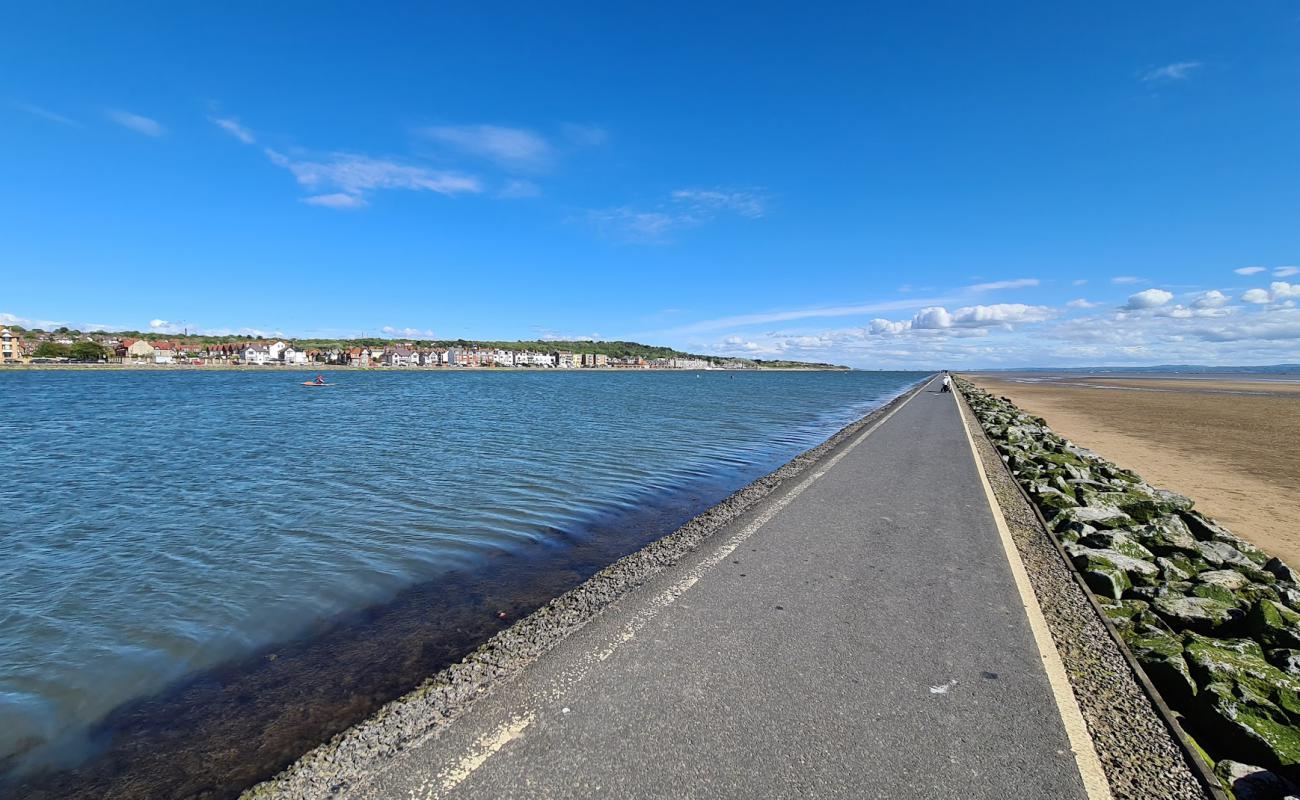 Foto de West kirby beach con arena brillante superficie