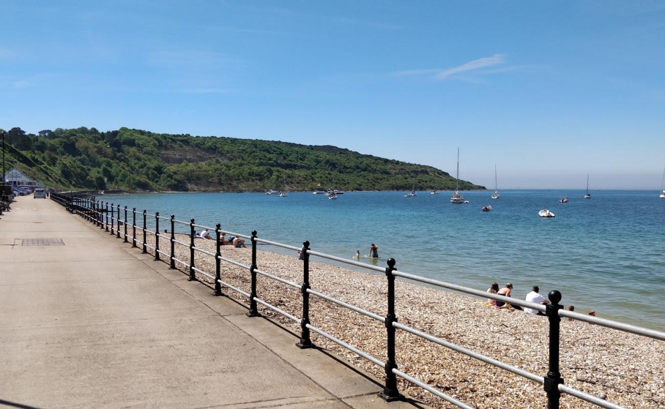 Foto de Totland Beach con arena brillante superficie