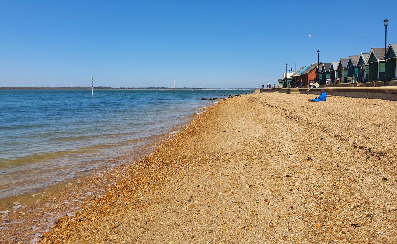 Foto de Gurnard Bay Beach con arena fina y guijarros superficie