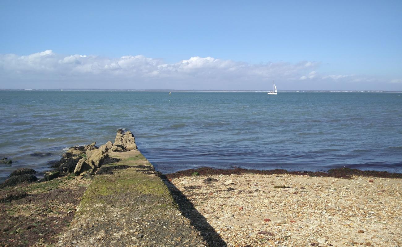 Foto de East Cowes Beach con arena fina y guijarros superficie