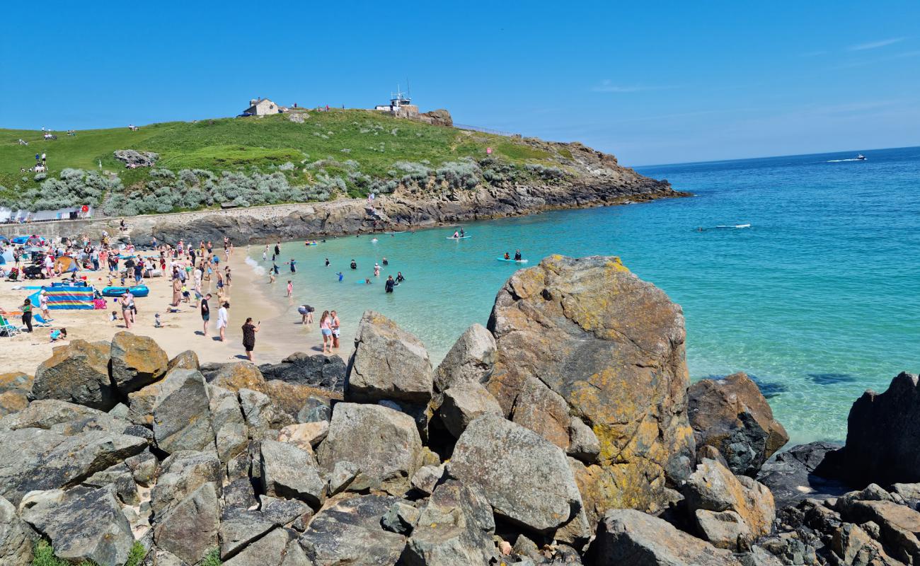 Foto de Porthgwidden Beach con brillante arena fina superficie