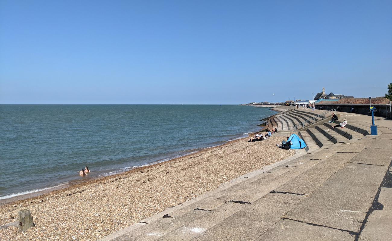 Foto de Playa de Sheerness con guijarro ligero superficie