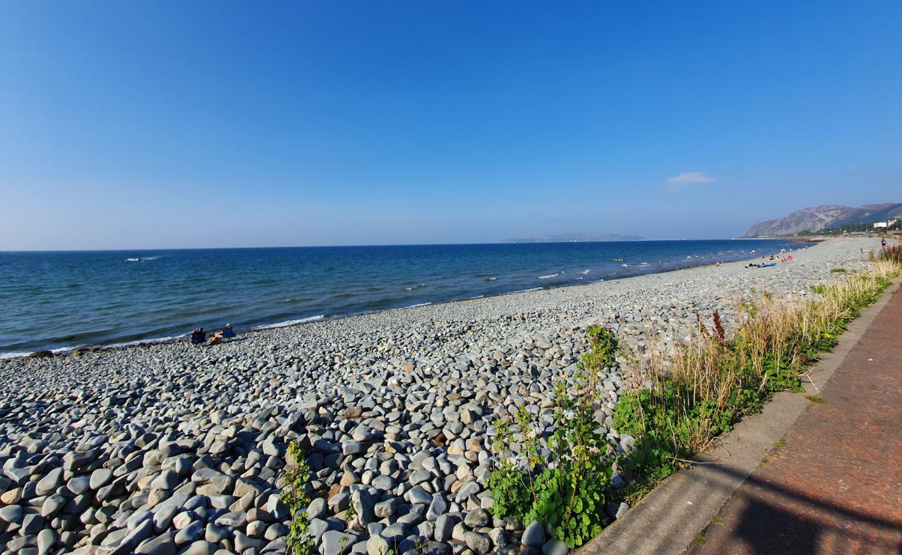 Foto de Playa de Penmaenmawr con guijarro ligero superficie