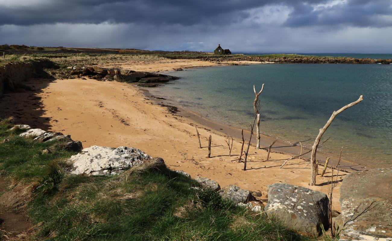 Foto de Johnnie Bay con arena brillante superficie