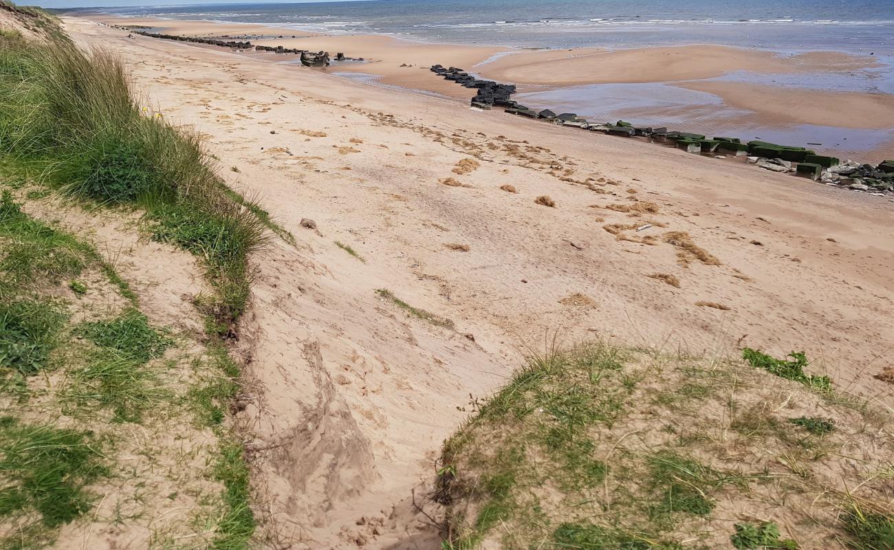 Foto de North Donmouth Beach con arena brillante superficie