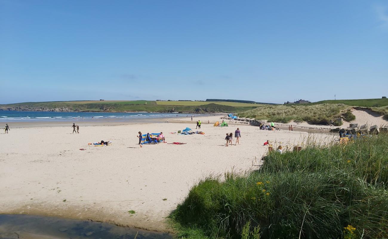 Foto de Sandend Beach con arena brillante superficie