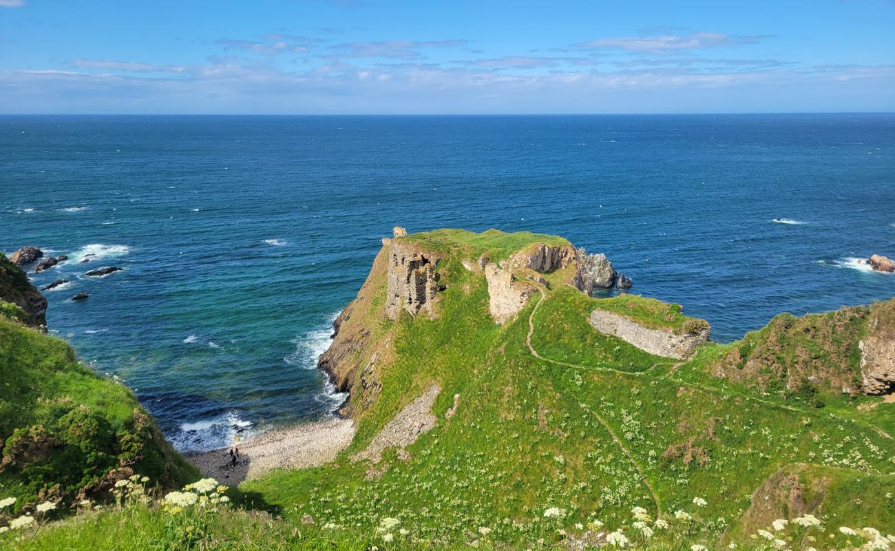 Foto de Findlater Castle Beach con piedra superficie