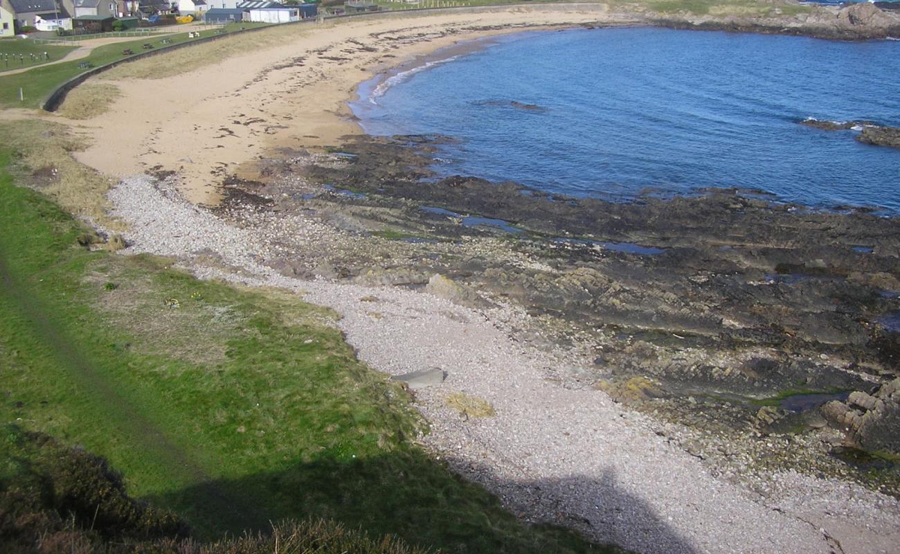 Foto de Findochty Beach con arena gris y piedras superficie