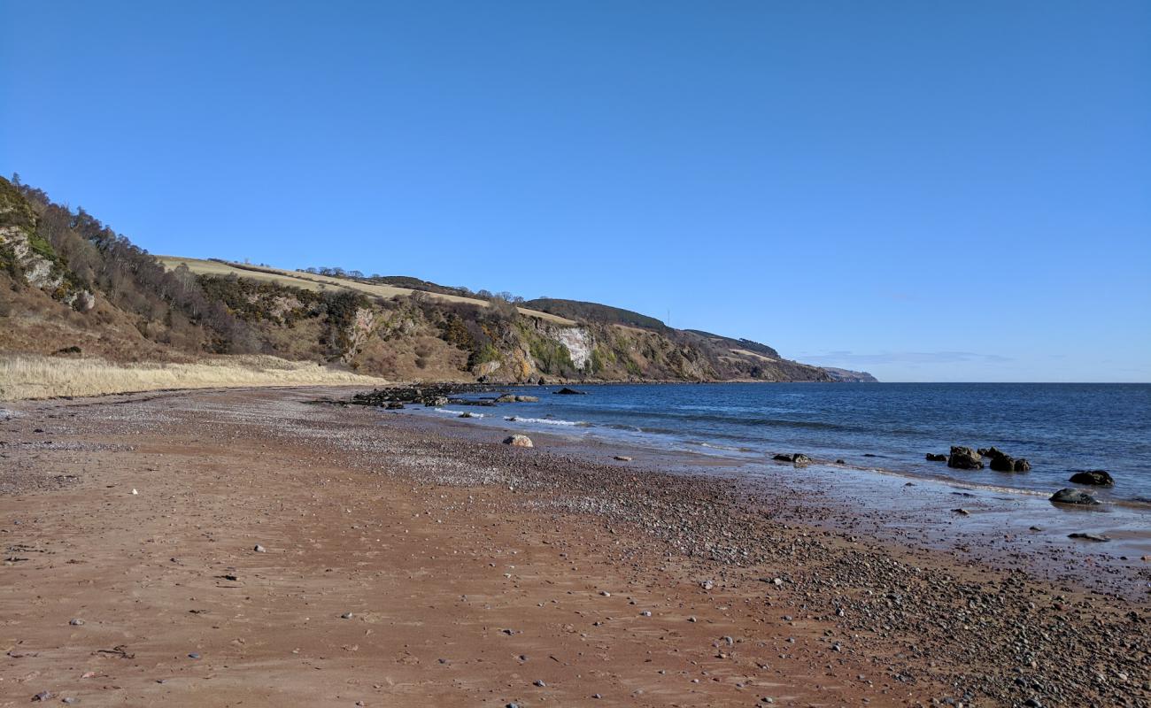 Foto de Rosemarkie Beach Caves con arena brillante y rocas superficie