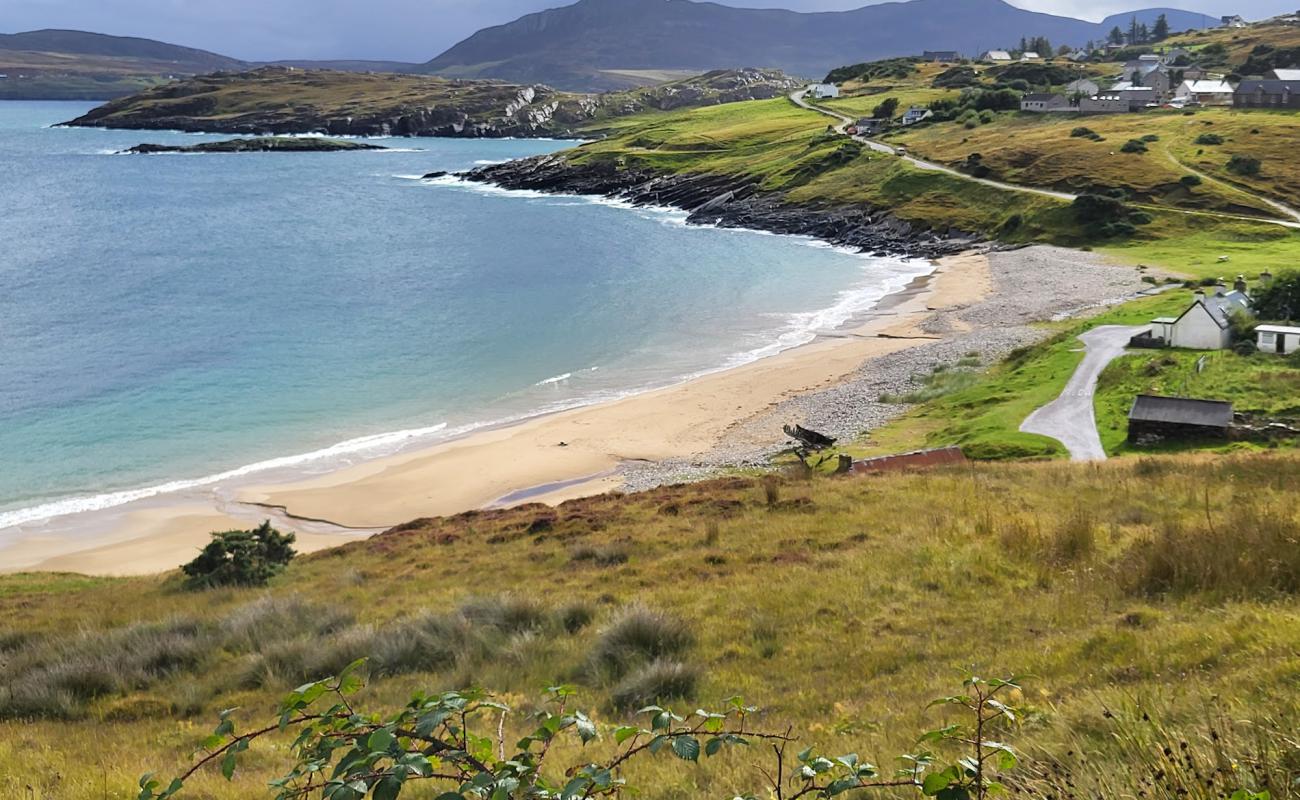 Foto de Talmine Bay con arena fina y guijarros superficie