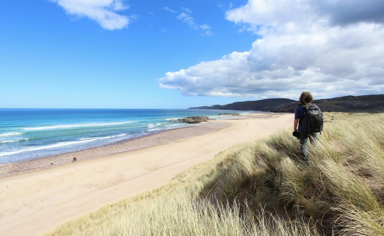 Foto de Sandwood Bay Beach con arena brillante superficie