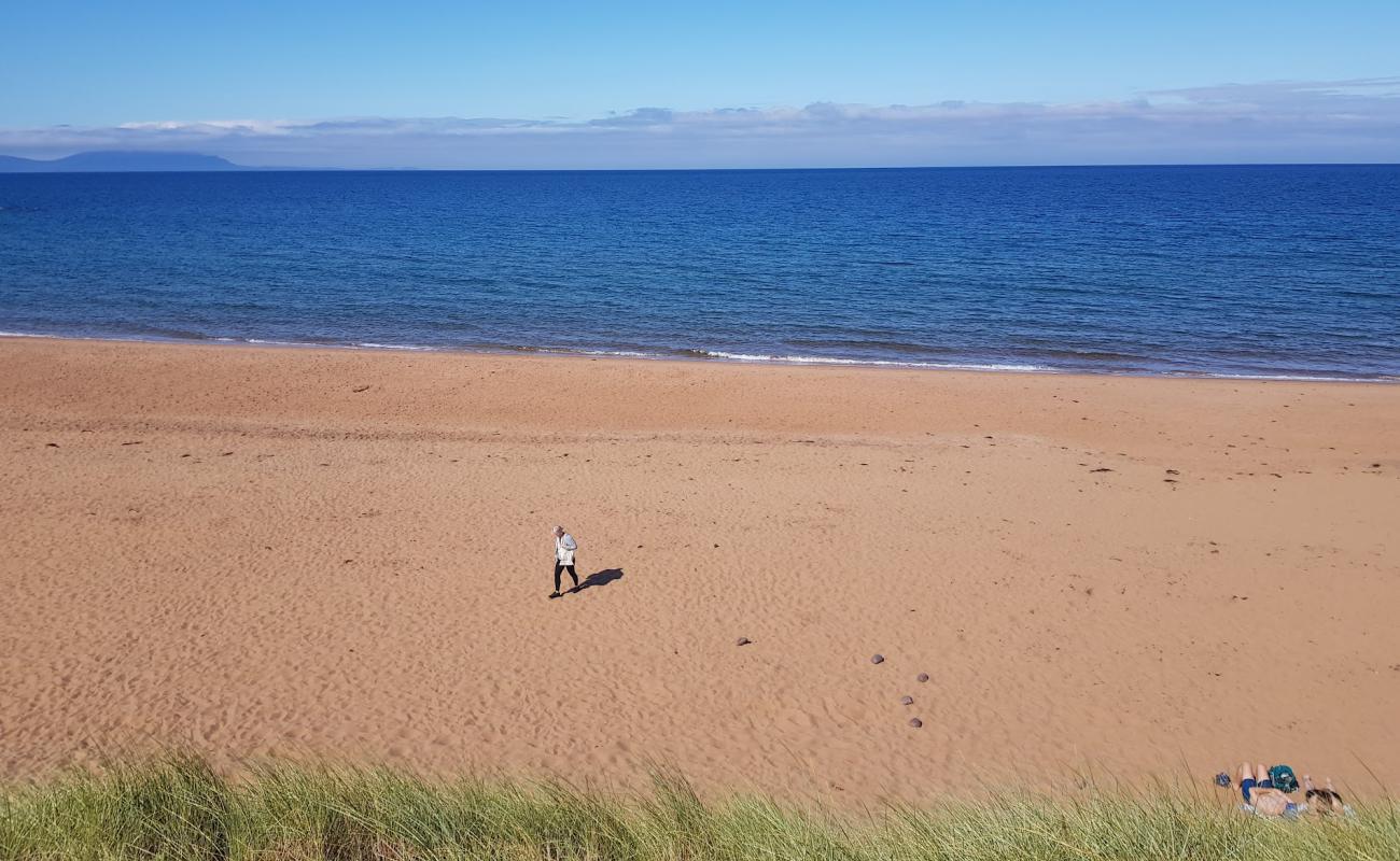 Foto de Red point beach con arena brillante superficie