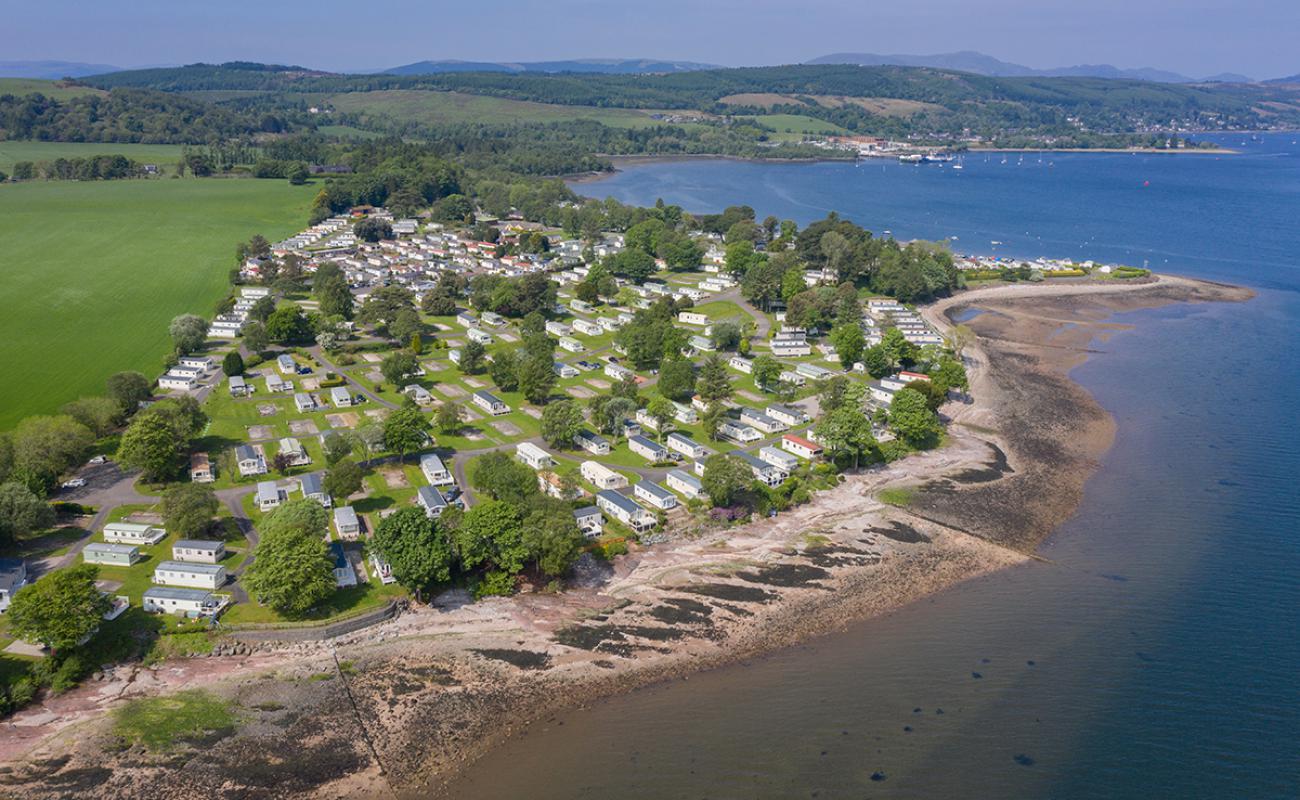 Foto de Rosneath Castle Park Beach con arena fina y guijarros superficie