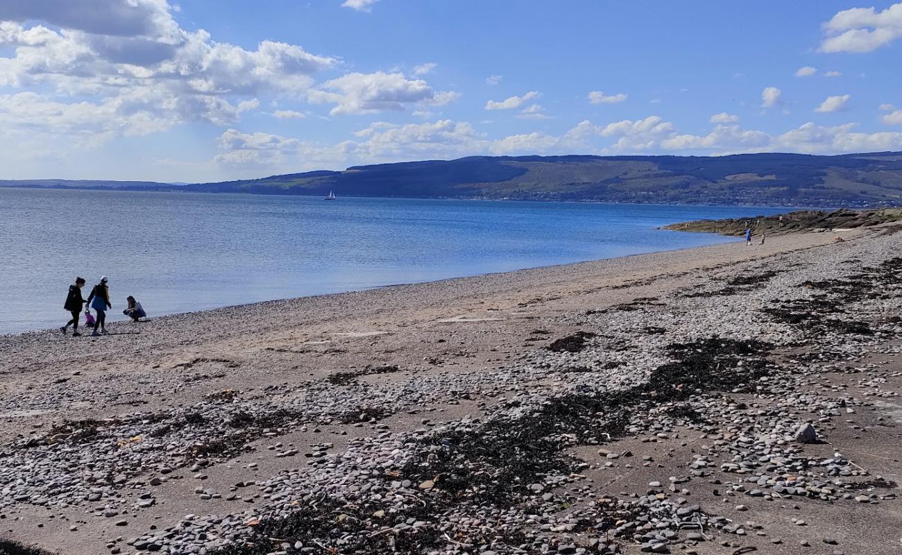 Foto de Wemyss Bay Beach con arena gris y guijarros superficie