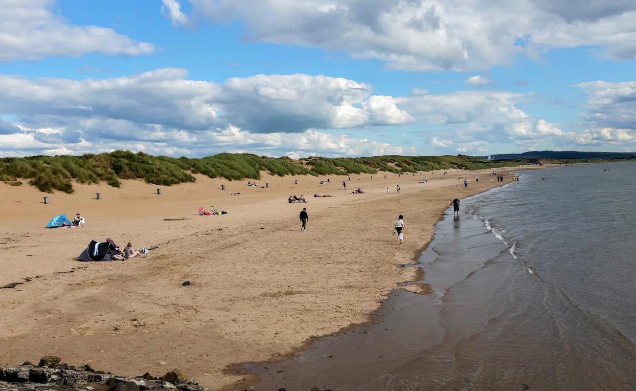 Foto de Irvine Beach con arena brillante superficie