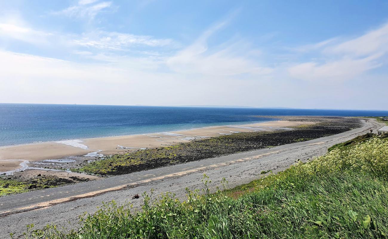 Foto de Monreith Bay Beach con arena gris superficie