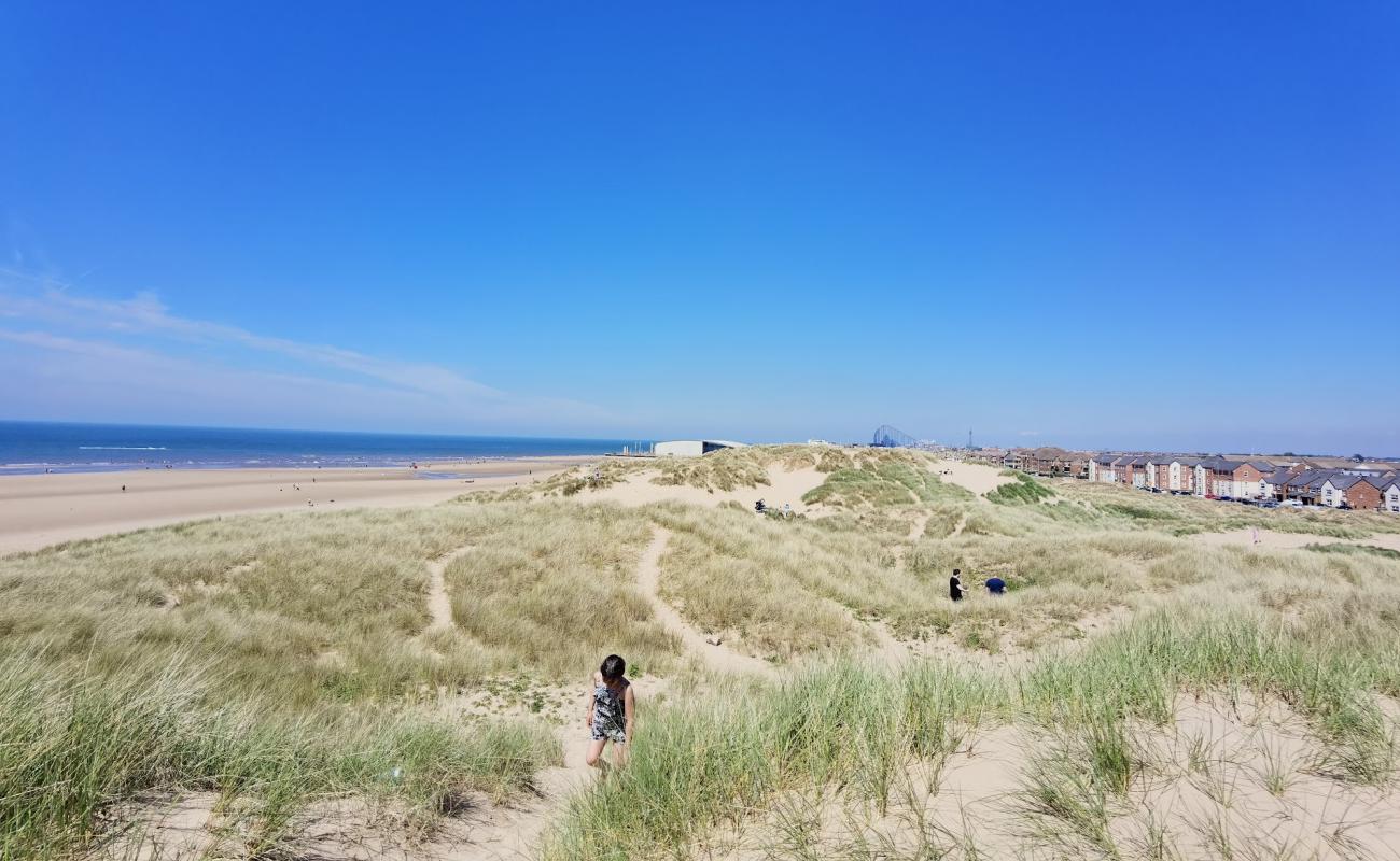 Foto de Fylde Sand Dunes Beach con arena brillante superficie