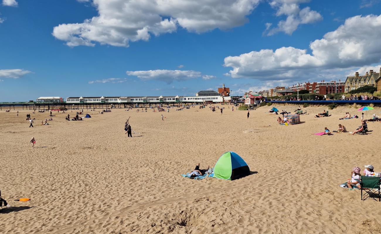 Foto de St Anne's Beach con brillante arena fina superficie