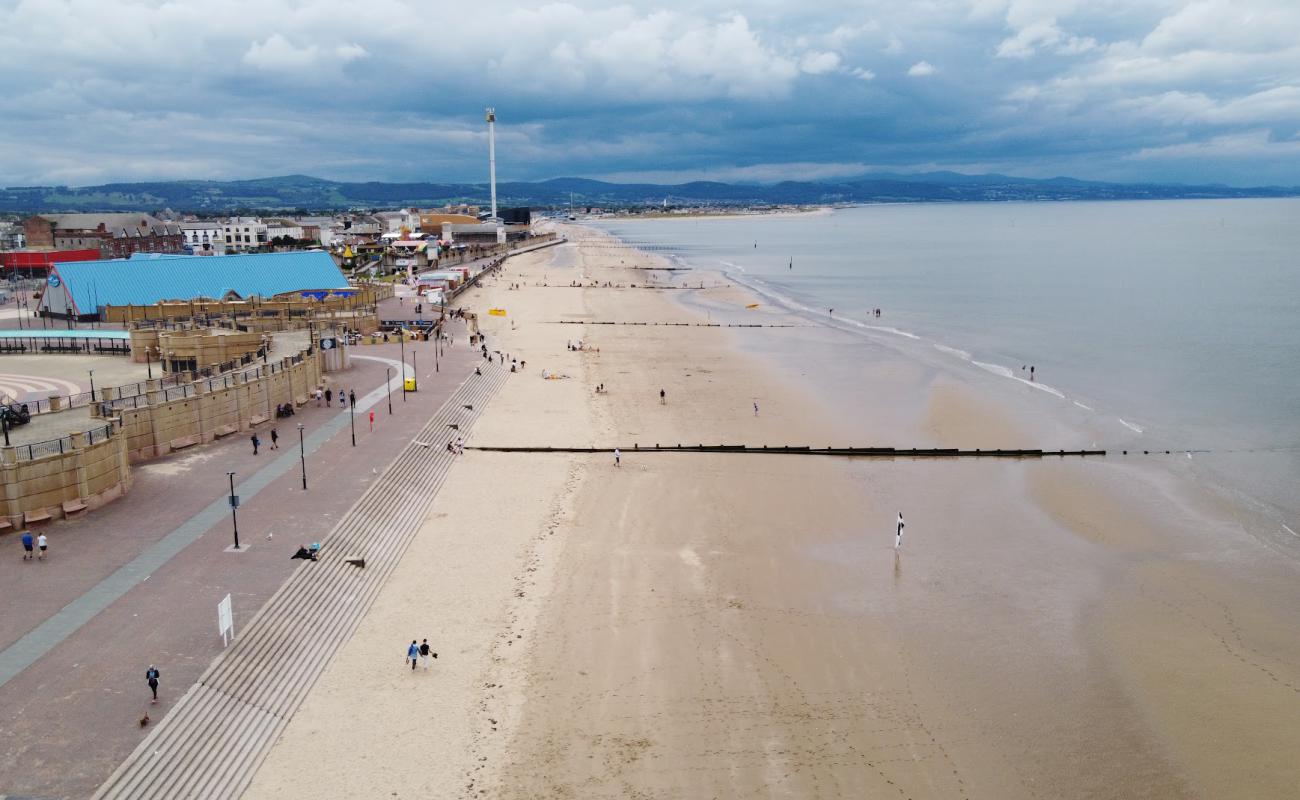 Foto de Playa de Rhyl con arena brillante superficie