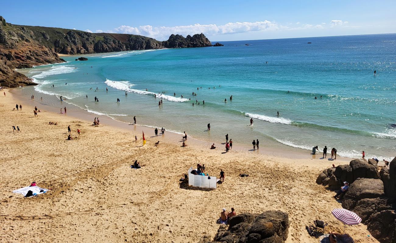 Foto de Playa de Porthcurno con arena brillante superficie