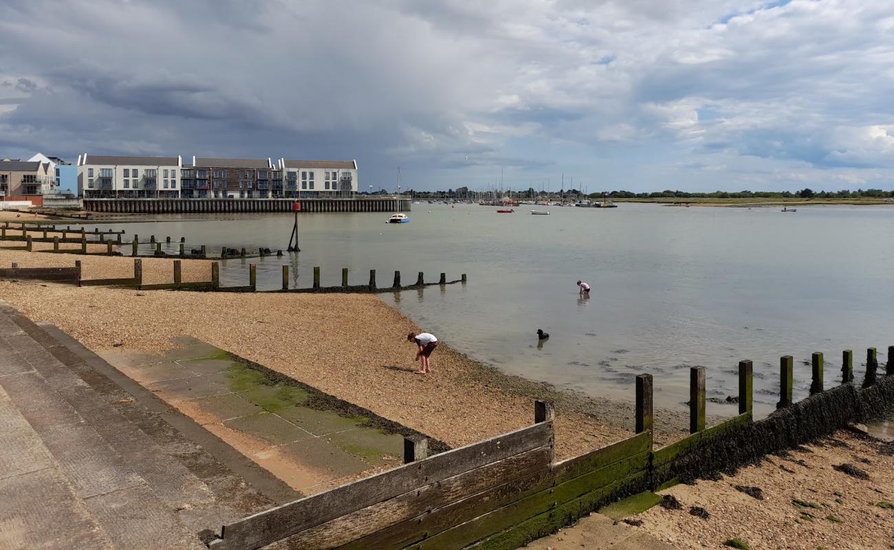 Foto de Playa de Brightlingsea con guijarro fino claro superficie