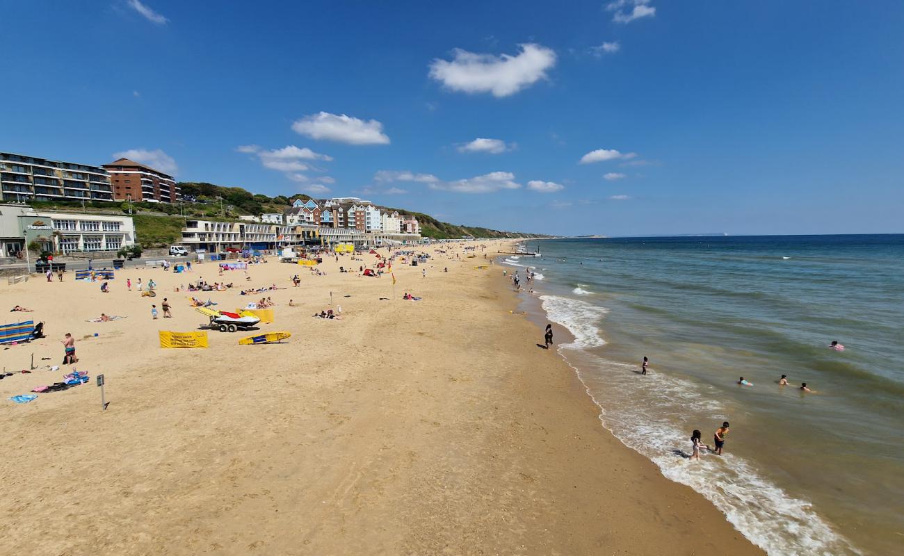 Foto de Playa de Bournemouth con arena brillante superficie