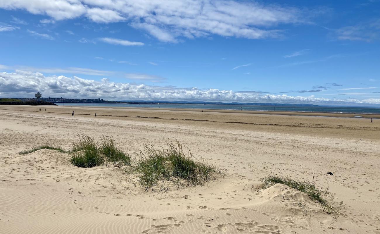 Foto de Playa de Crosby con arena brillante superficie