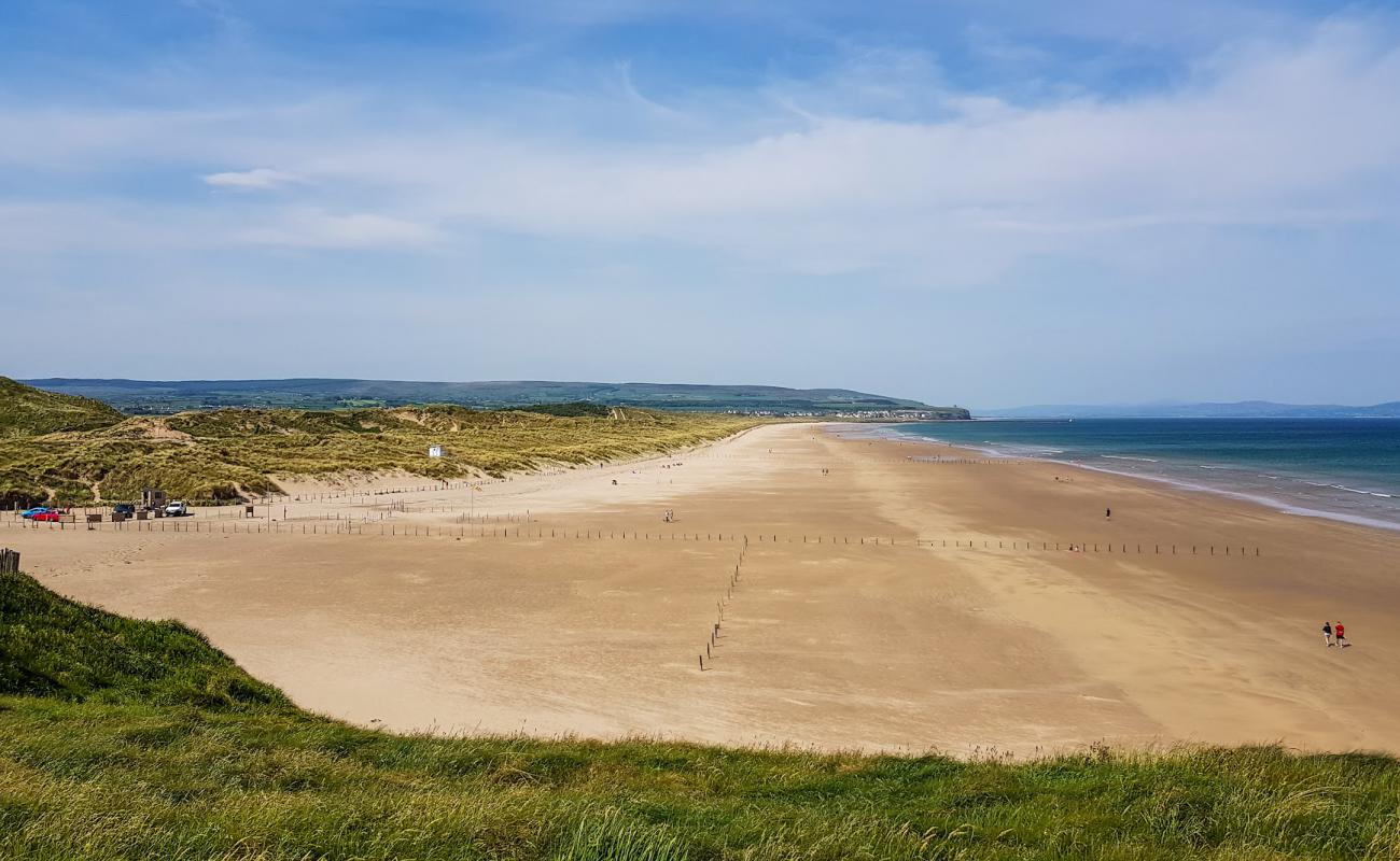 Foto de Playa de Portstewart con brillante arena fina superficie