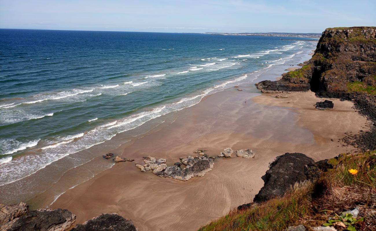 Foto de Playa de Downhill con brillante arena fina superficie