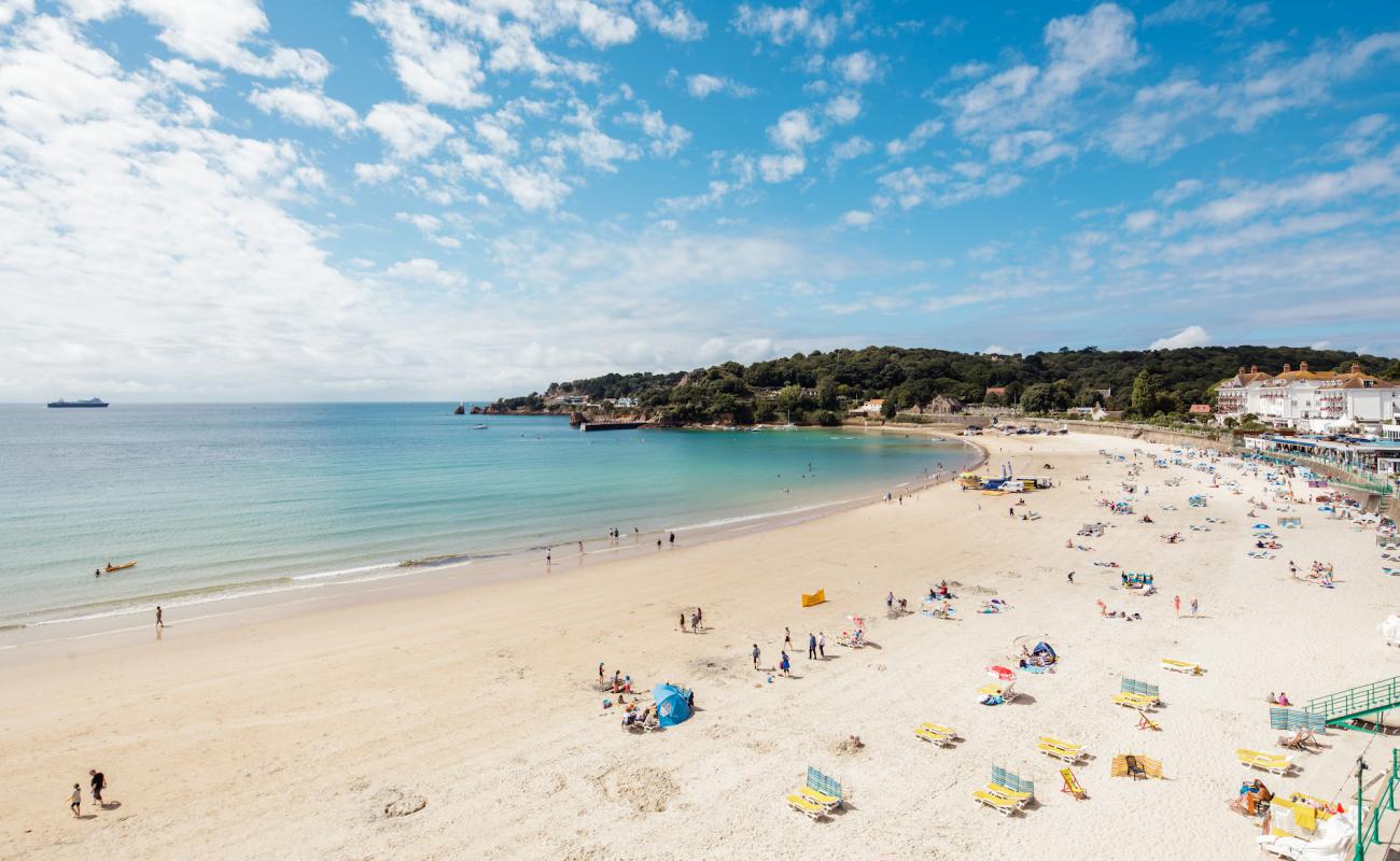 Foto de St Brelade's Bay con arena brillante superficie