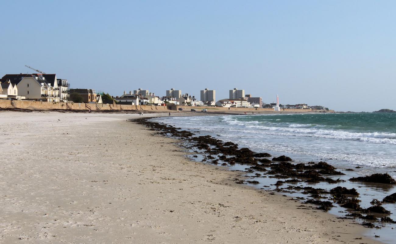 Foto de La Greve d'Azette Beach con arena fina y guijarros superficie