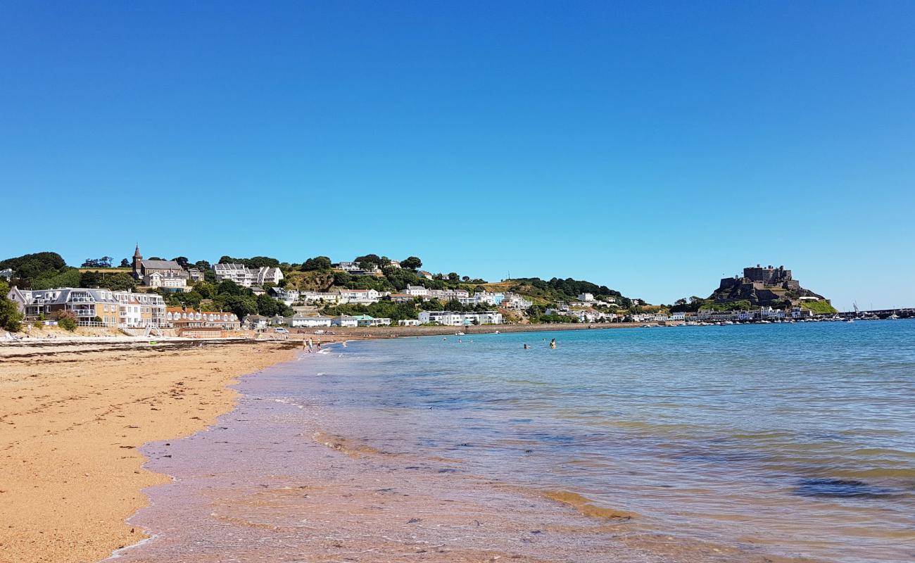 Foto de Gorey Beach con arena brillante superficie