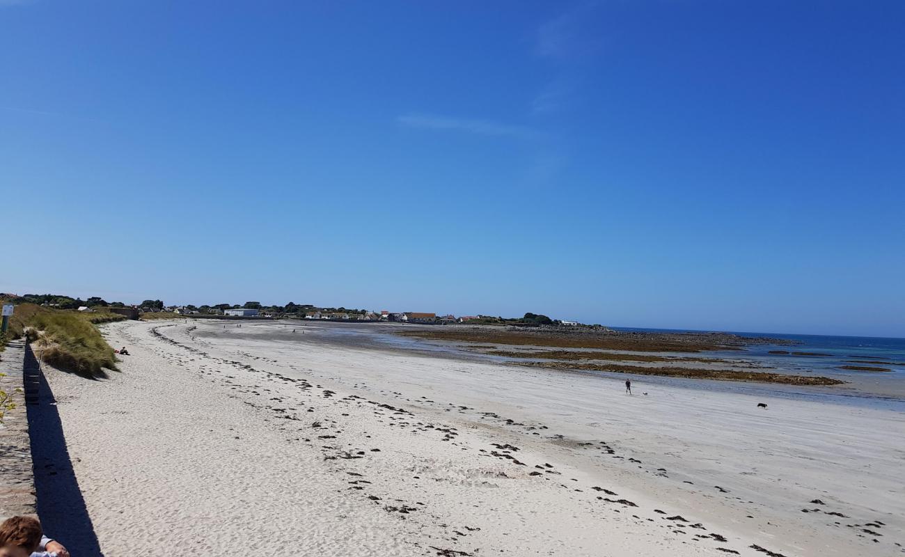 Foto de Vazon Guernsey Beach con arena brillante superficie