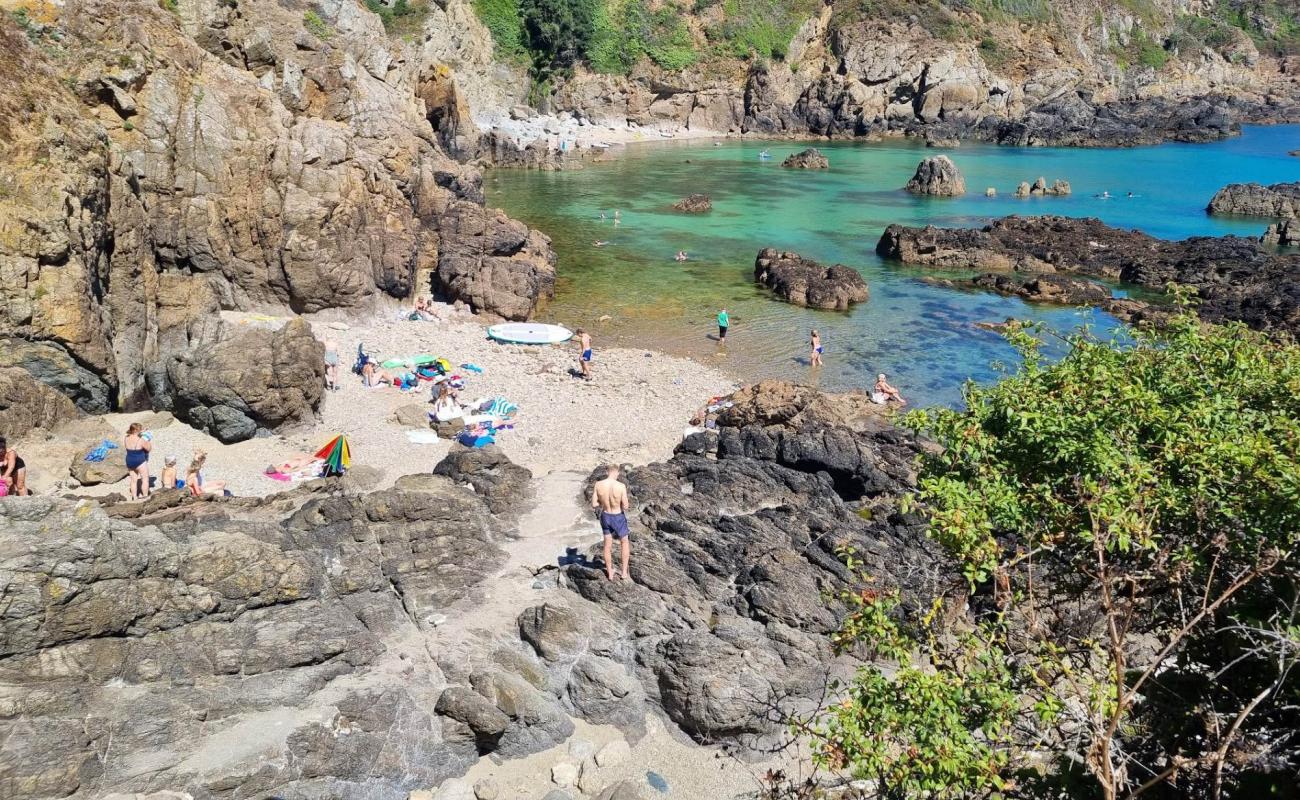 Foto de Moulin Huet Bay con arena gris y piedras superficie