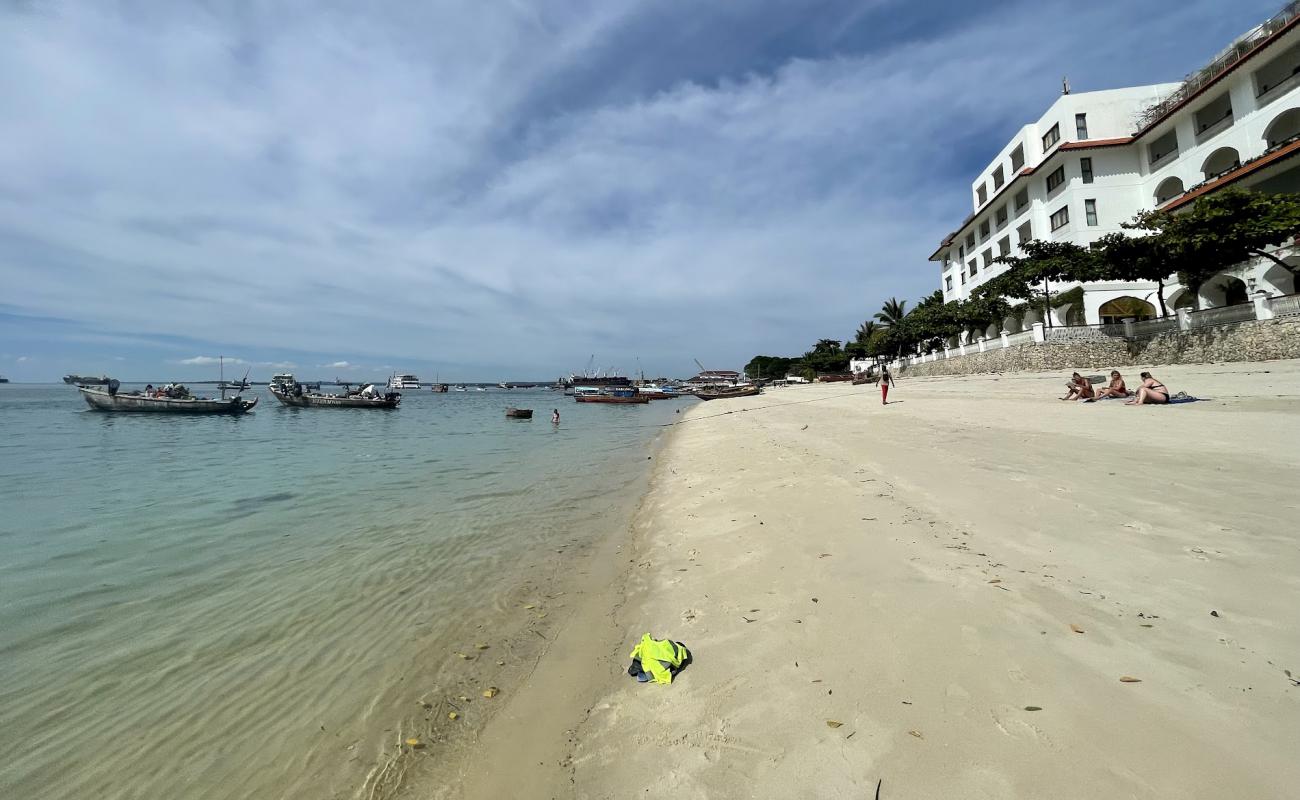 Foto de Shangani Public Beach con brillante arena fina superficie