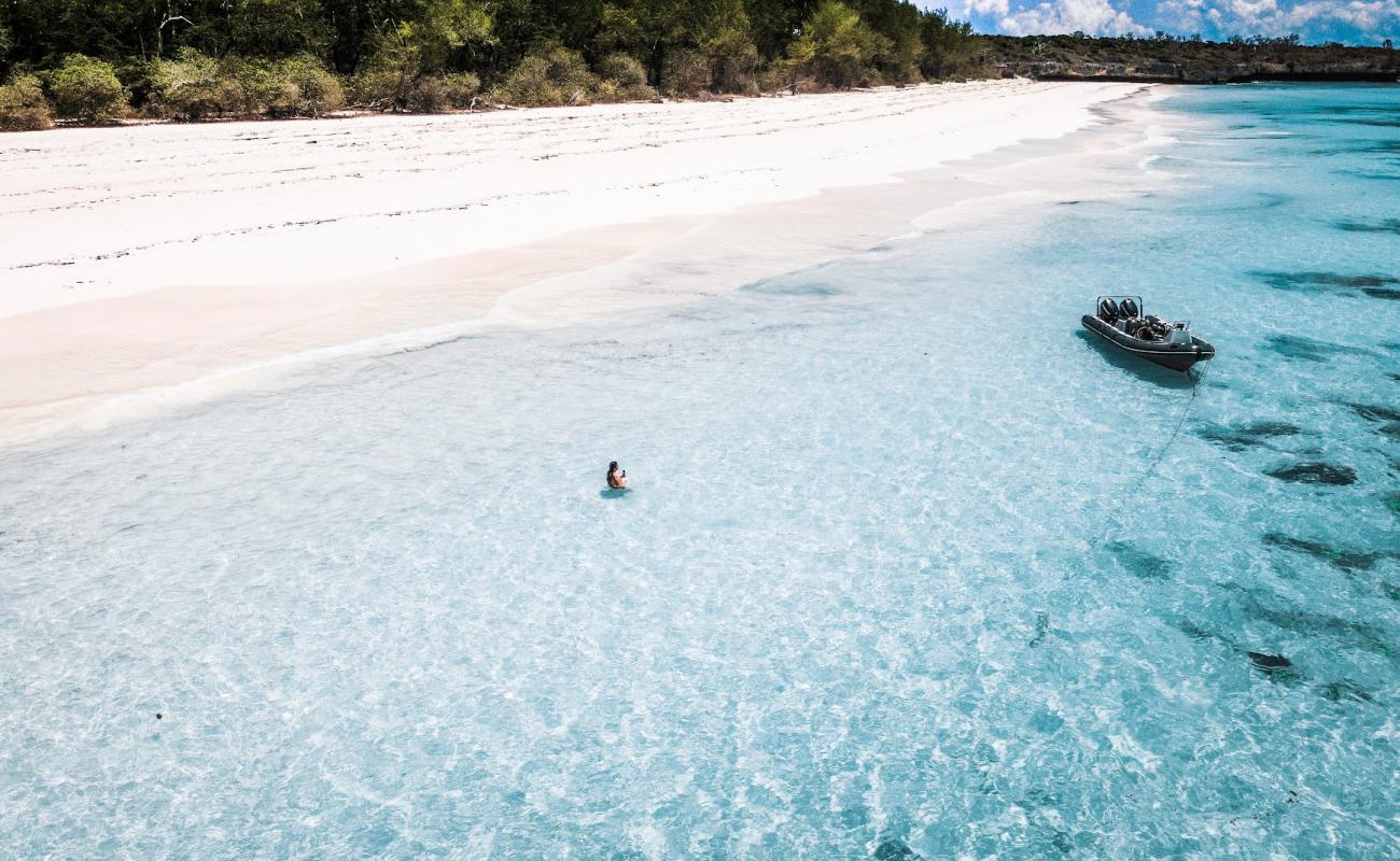 Foto de Playa Mbuyuni con arena fina blanca superficie