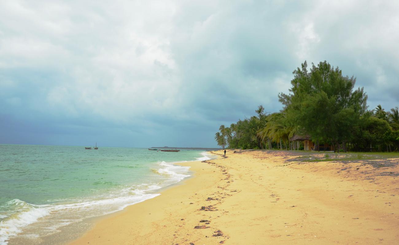 Foto de Bweni Beach con brillante arena fina superficie