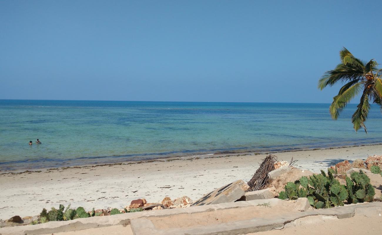 Foto de Ndege Beach con arena brillante superficie