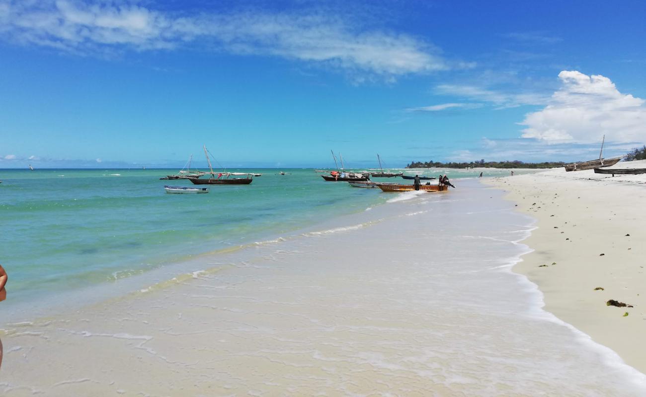 Foto de Mahaba Beach con arena brillante superficie