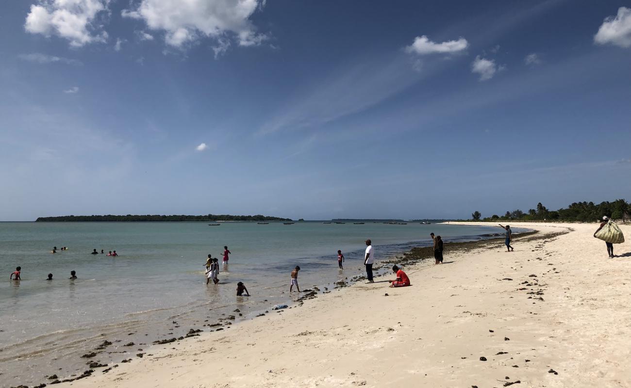 Foto de Bakhresa Beach con arena brillante superficie