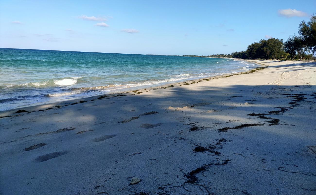 Foto de Mboamaji Beach con arena brillante superficie