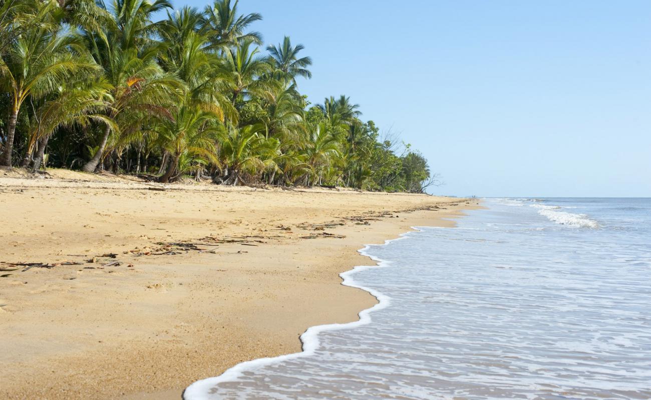 Foto de Kambini Beach con arena brillante superficie