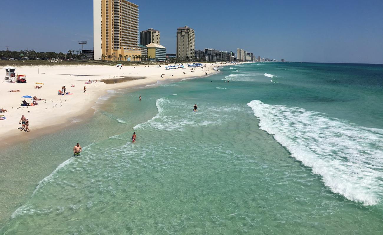 Foto de Playa del Muelle del Condado de M.B. Miller con arena fina blanca superficie