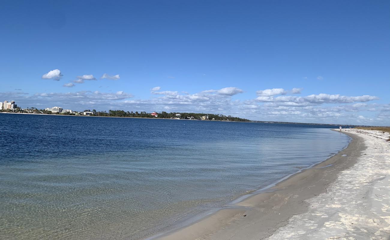 Foto de Sandy Point Beach con arena blanca superficie