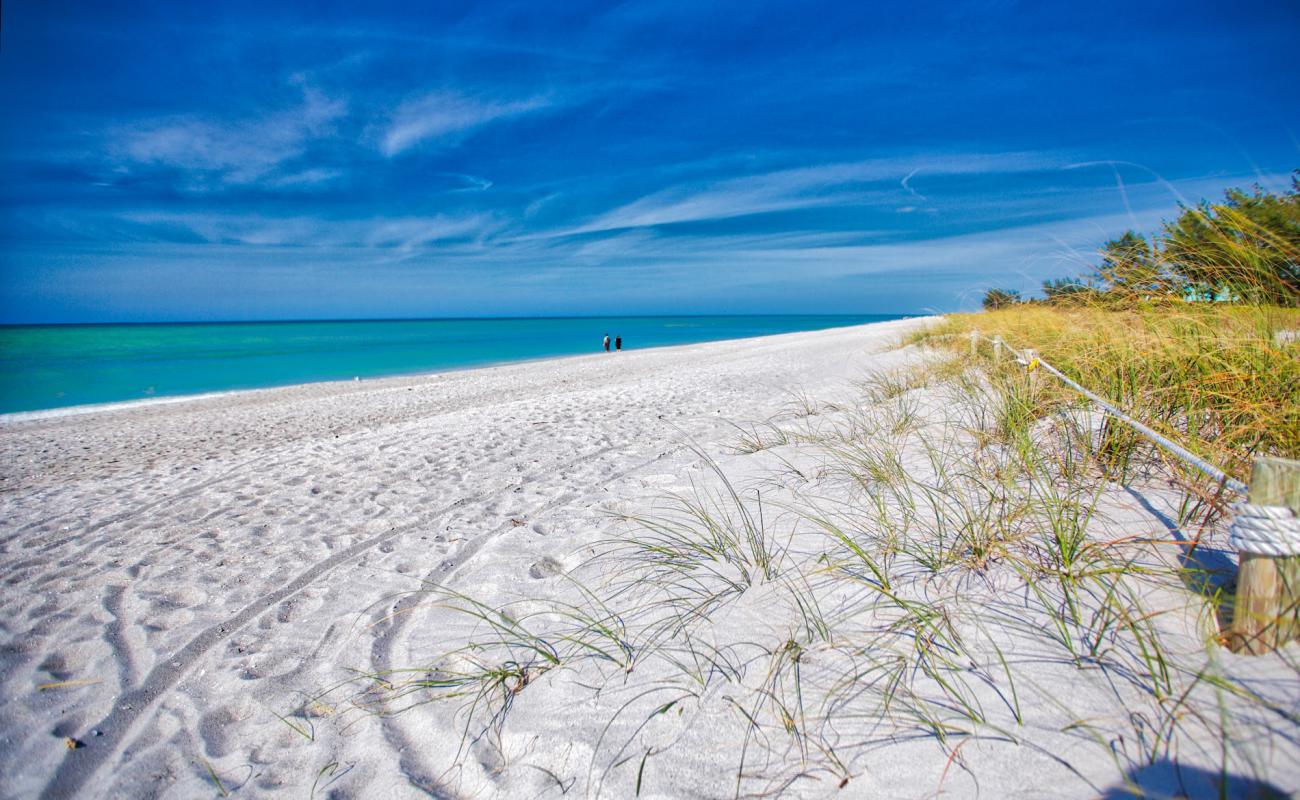 Foto de Turner beach con arena brillante superficie