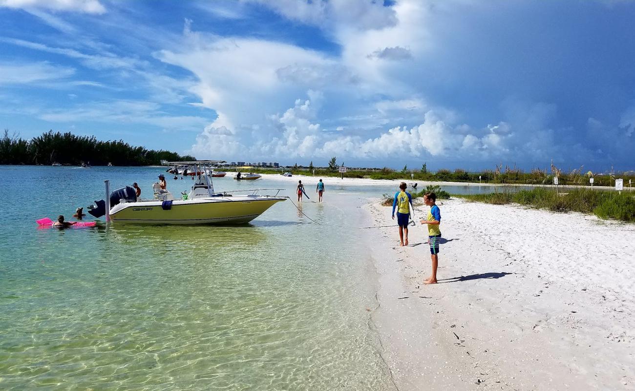 Foto de Keewaydin Island beach con arena blanca superficie