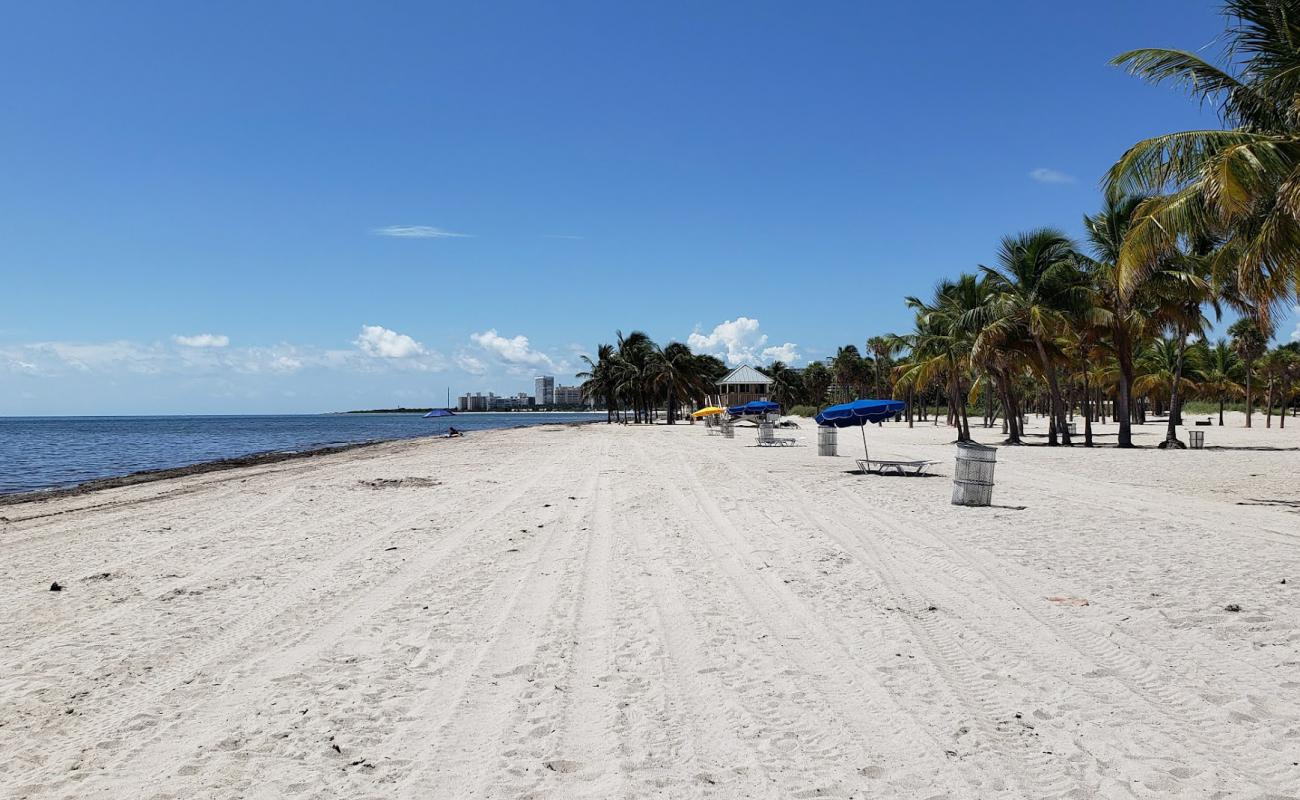 Foto de Crandon beach con arena brillante superficie