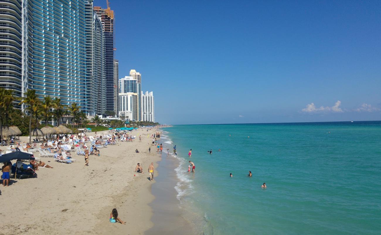 Foto de Playa de Sunny Isles con arena de concha brillante superficie