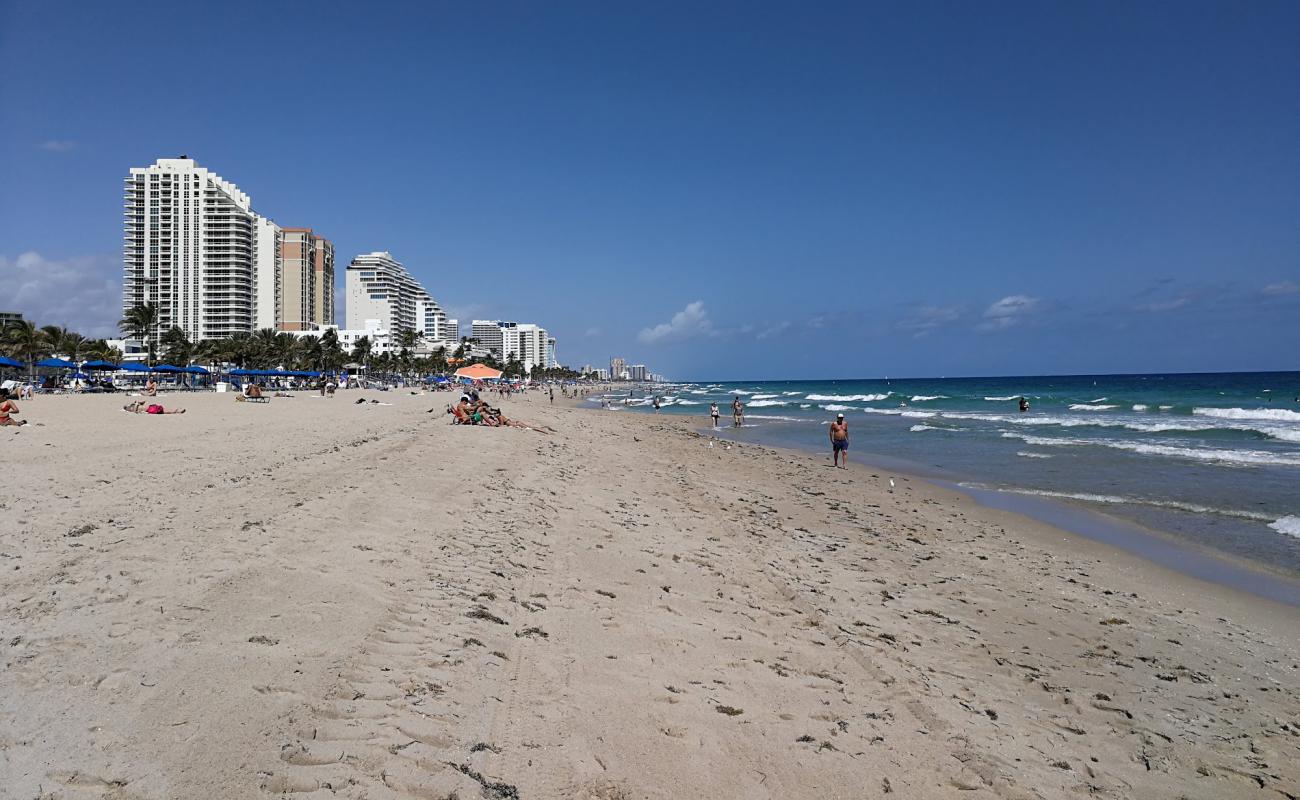 Foto de Las Olas beach con arena brillante superficie